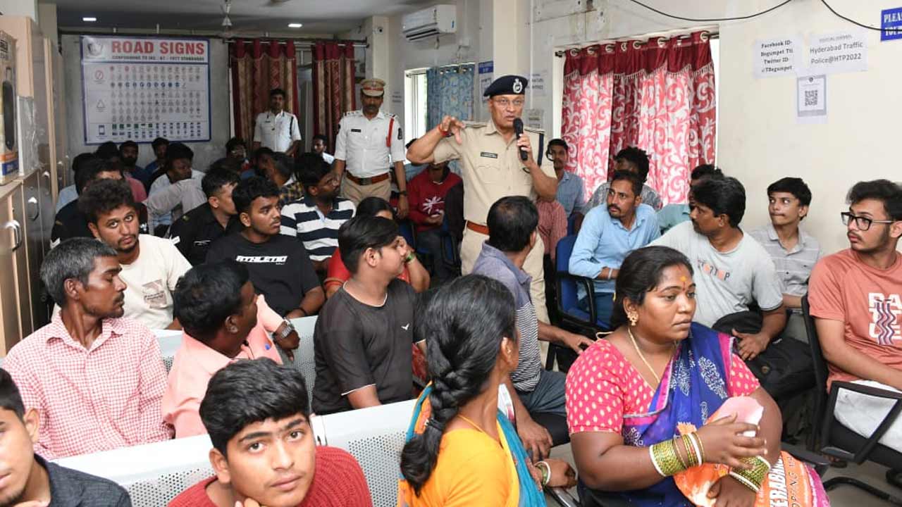 మైనర్లు డ్రైవింగ్‌ చేస్తే.. తల్లిదండ్రులే బాధ్యులవుతారు : అదనపు డీసీపీ వేణుగోపాల్ రెడ్డి