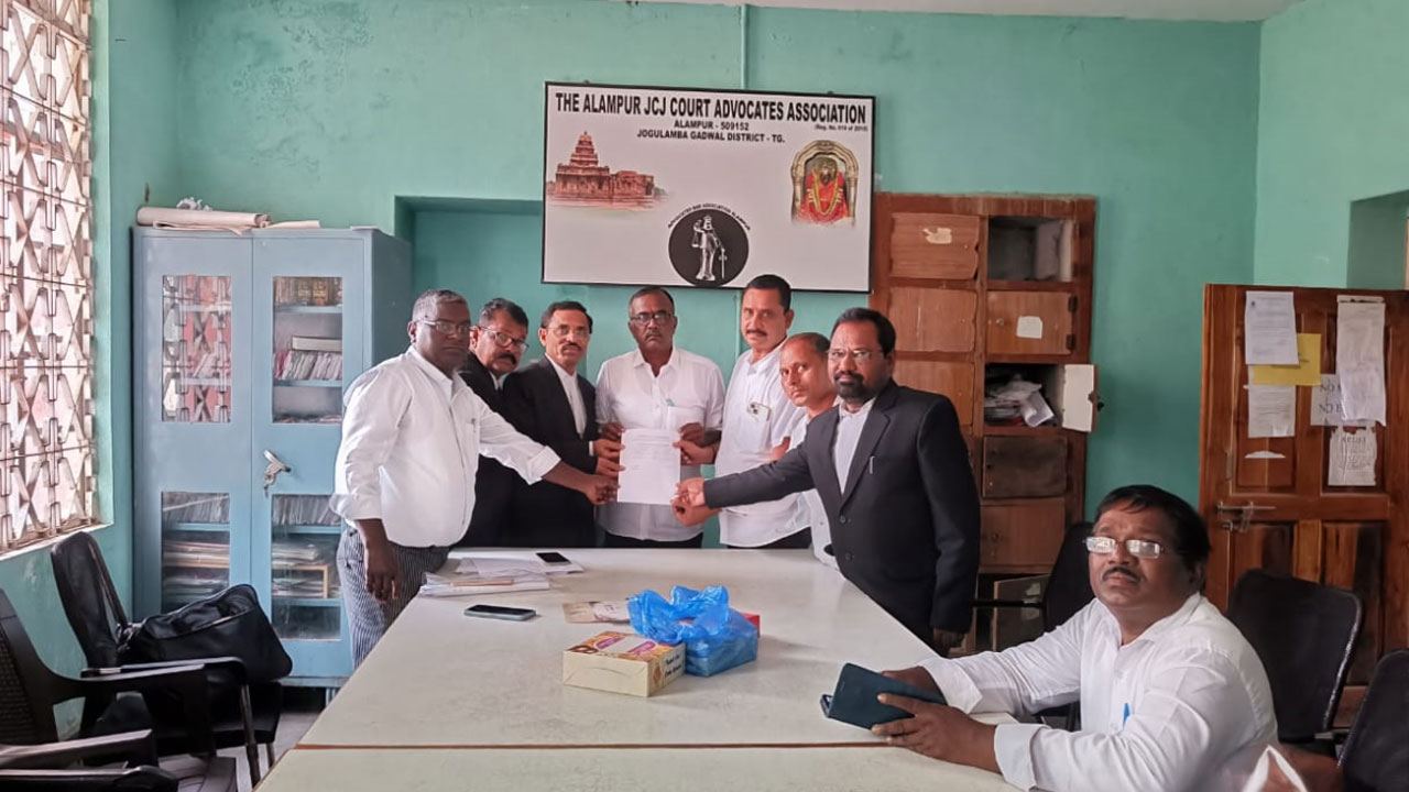 Alampur | అలంపూర్‌ బార్ అసోసియేషన్ అధ్యక్షుడిగా గవ్వల శ్రీనివాసులు