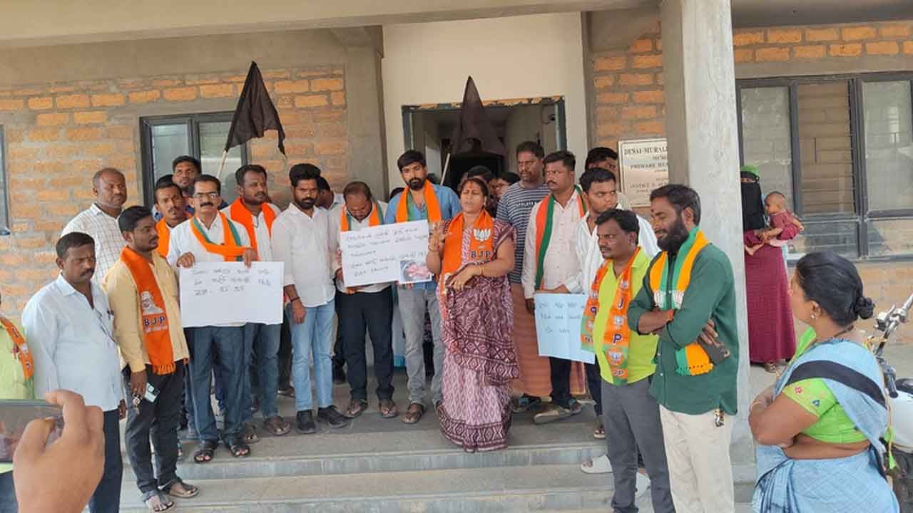 Amarachinta | ప్రభుత్వ వైద్యశాలలో కనీస సౌకర్యాలు కల్పించాలని ఆందోళన