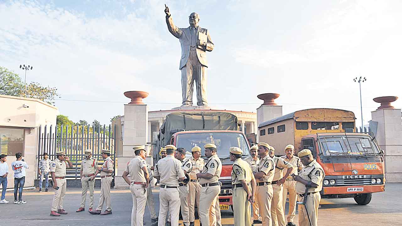 అంబేద్కర్‌కు సంకెళ్లు తీస్తరా? తియ్యమంటరా?