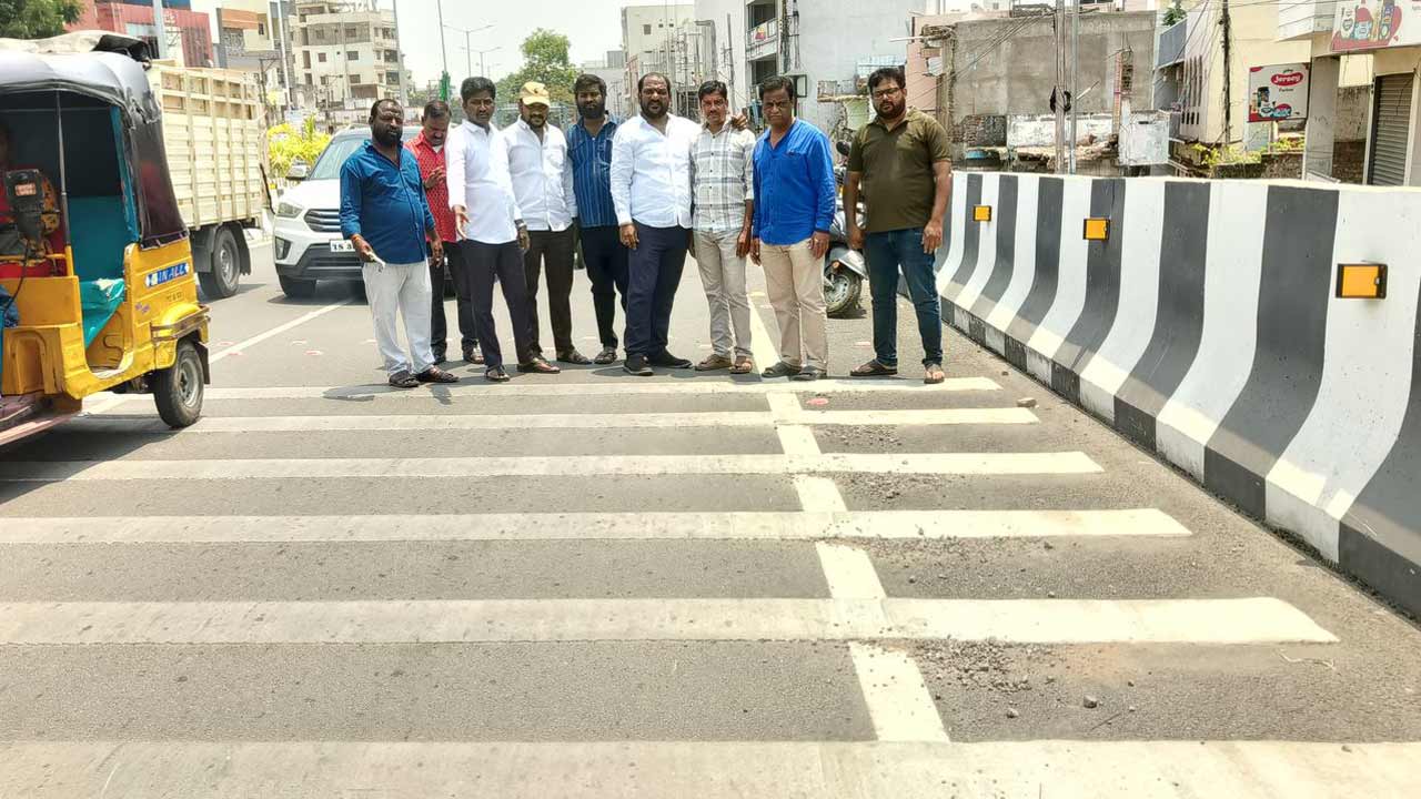 amberpet | అంబర్‌పేట ఫ్లైఓవర్‌పై ప్రమాదకరంగా మారిన రంబుల్‌ స్ట్రిప్స్‌ను తొలగించండి.. బీఆర్ఎస్‌ నాయకుల రిక్వెస్ట్‌