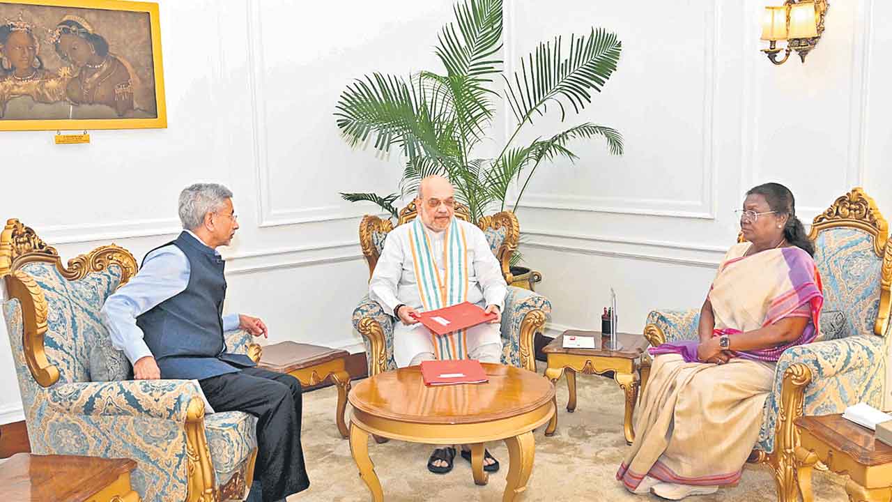 రాష్ట్రపతి ముర్ముతో అమిత్ షా, జైశంకర్ భేటీ