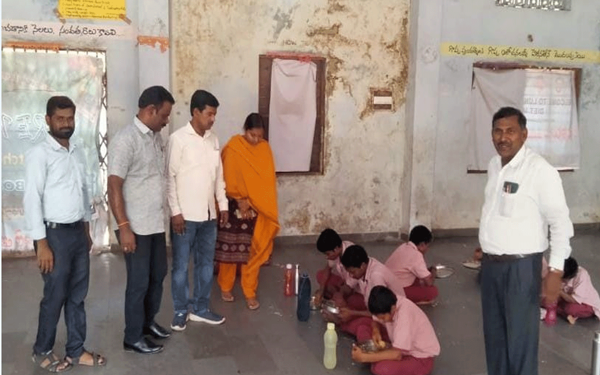 Mid Day Meals : విద్యార్థులకు మెనూ ప్రకారం భోజనం అందించాలి : ఏంఎఓ ర‌వికుమార్‌