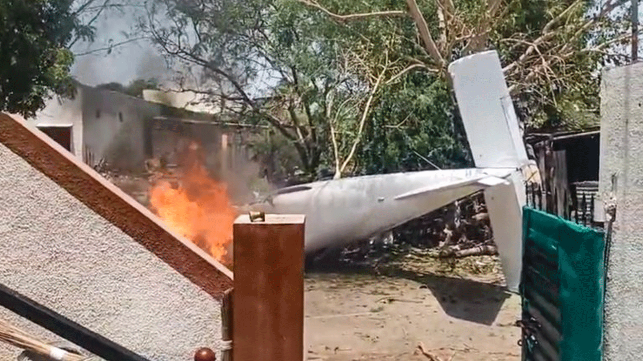 Aircraft Crash: రెసిడెన్షియ‌ల్ ప్రాంతంలో కూలిన ట్రైనీ విమానం.. ప్ర‌మాదంలో పైల‌ట్ మృతి