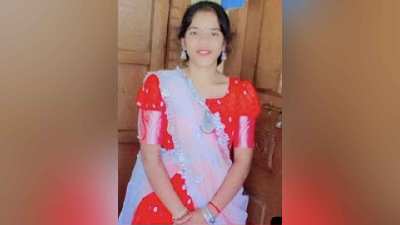 Road accident | బైక్‌ను ఢీ కొట్టిన లారీ.. యువతి మృతి