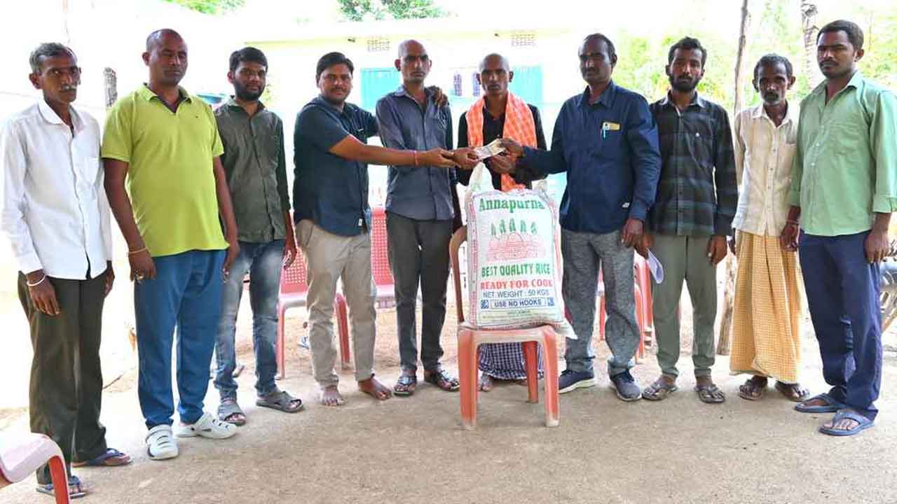 Financial assistance | కళాకారుడి కుటుంబానికి ఆర్థిక సాయం అందజేత