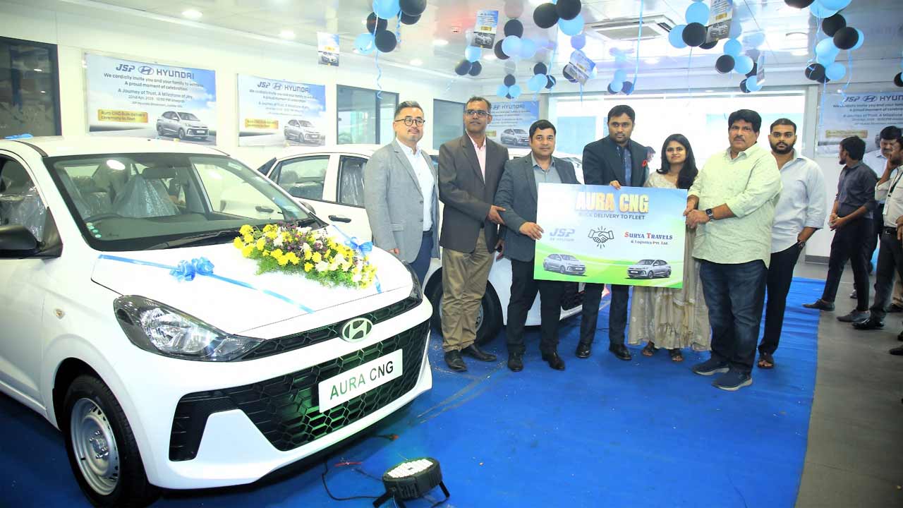 కార్పొరేట్‌ రంగంలో పర్యావరణహిత రవాణాకు శ్రీకారం.. సూర్య ట్రావెల్స్‌కు 35 సీఎన్‌జీ వాహనాలను అందజేసిన జేఎస్‌పీ హ్యూండాయ్‌