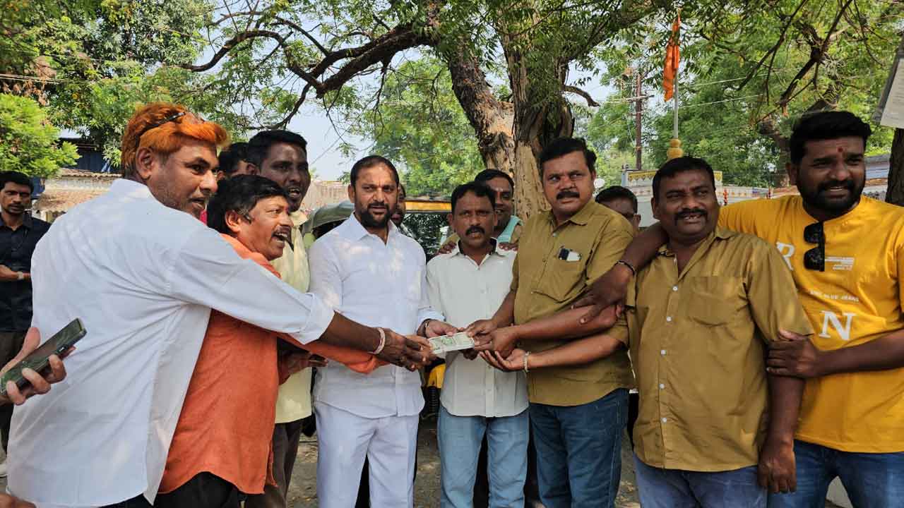 రజతోత్సవ వేడుకకు ఆటోడ్రైవర్ల విరాళం అందజేత