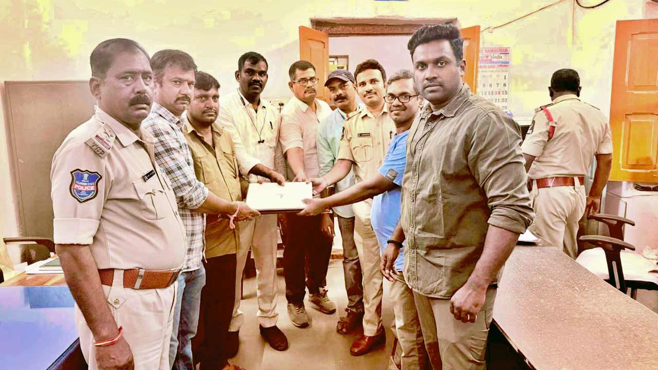 Auto Driver | నిజాయితీ చాటుకున్న ఆటోడ్రైవర్‌.. ఐటీ ఉద్యోగికి రెండు ల్యాప్‌టాప్‌ల అందజేత