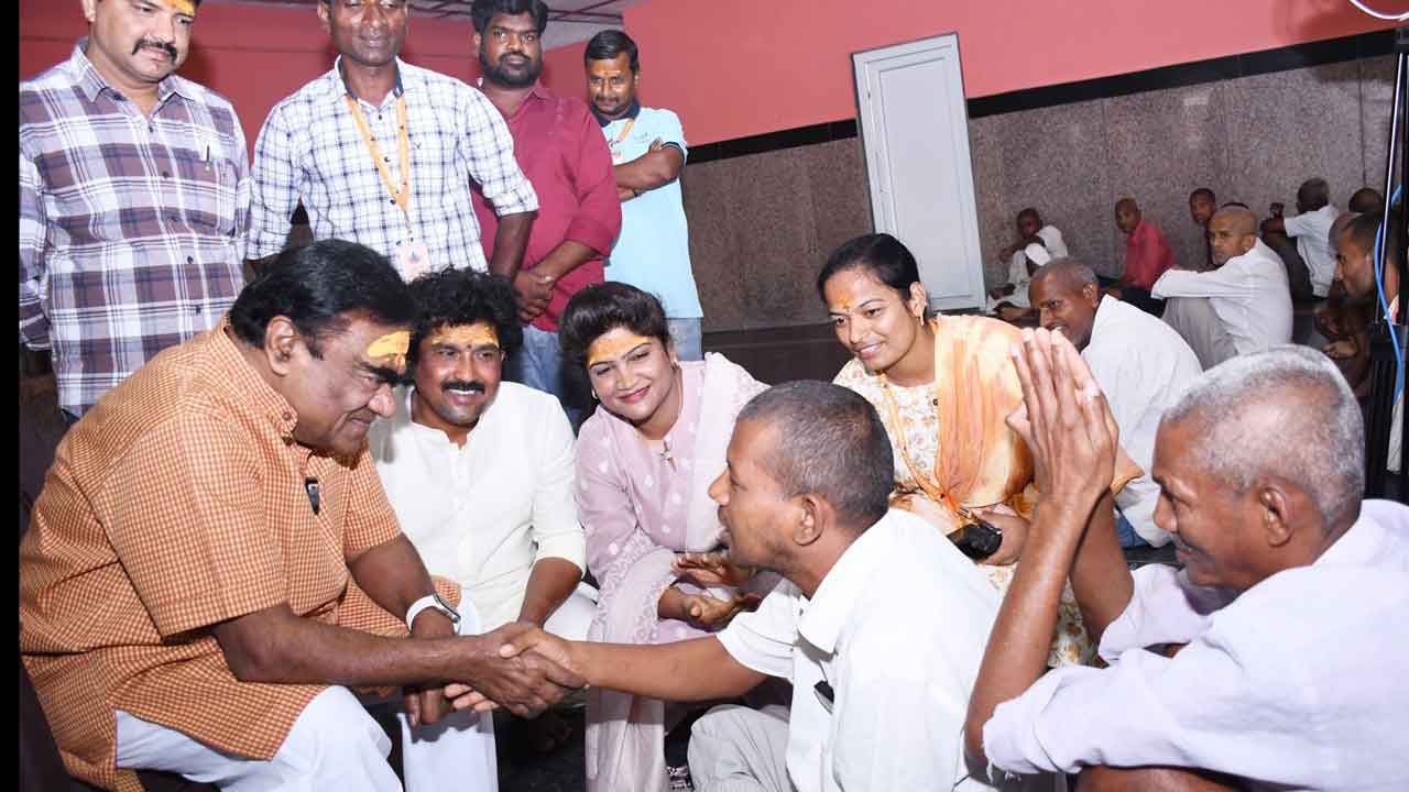 అనాథలకు సేవ చేవ చేయాలి