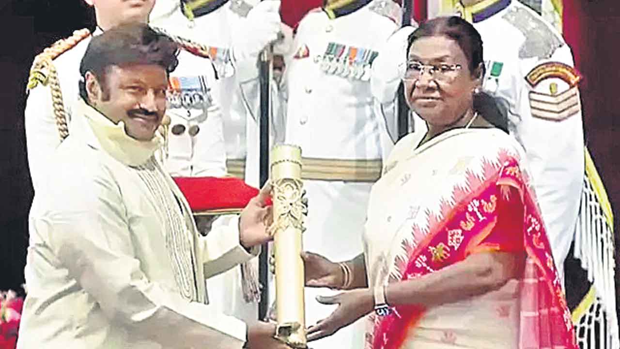 రాష్ట్ర‌ప‌తి చేతుల మీదుగా ప‌ద్మ భూష‌ణ్ అవార్డ్ అందుకున్న నందమూరి బాల‌య్య‌