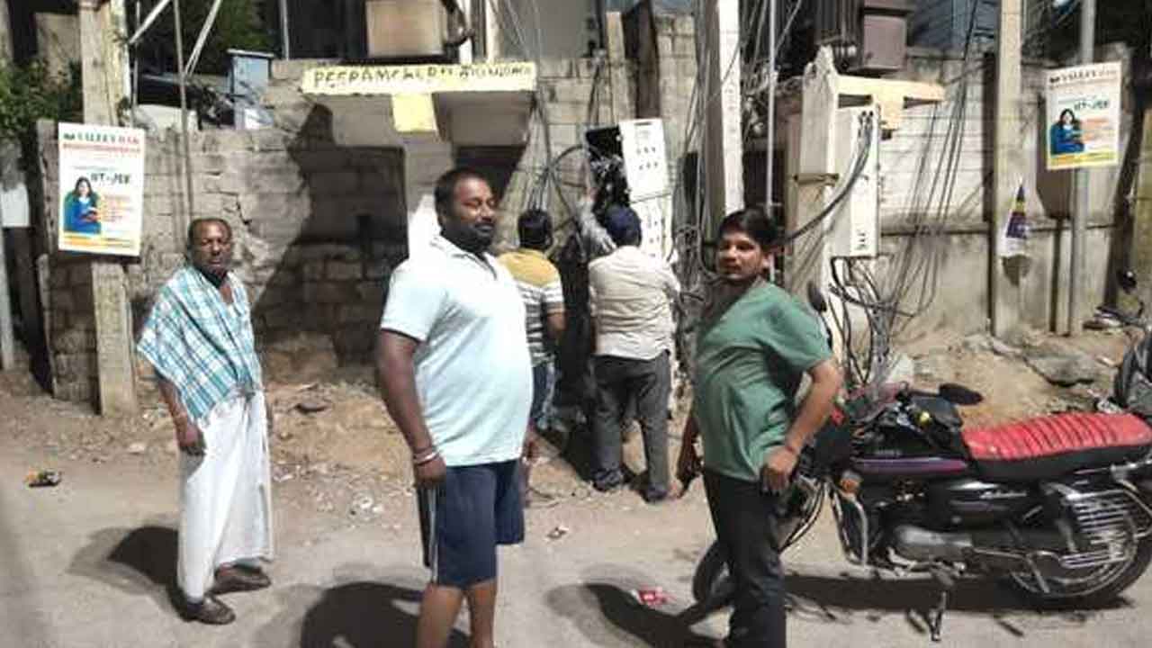 Bandlaguda | బండ్లగూడలో కరెంట్ కష్టాలు.. రాత్రంతా రోడ్లపైనే ప్రజలు