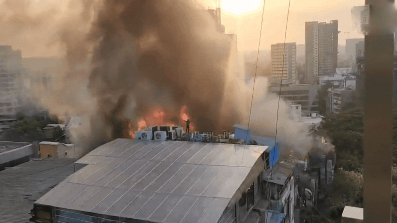 Mumbai | ముంబైలో భారీ అగ్నిప్రమాదం.. క్రోమా షోరూమ్‌లో ఎగసిపడిన మంటలు