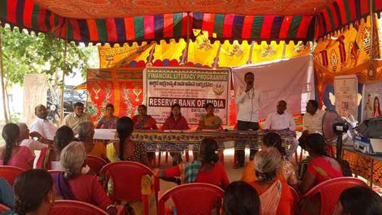 Bank loans | బ్యాంకులకు తీసుకున్న రుణాలను సకాలంలో చెల్లించాలి : కురుమూర్తి