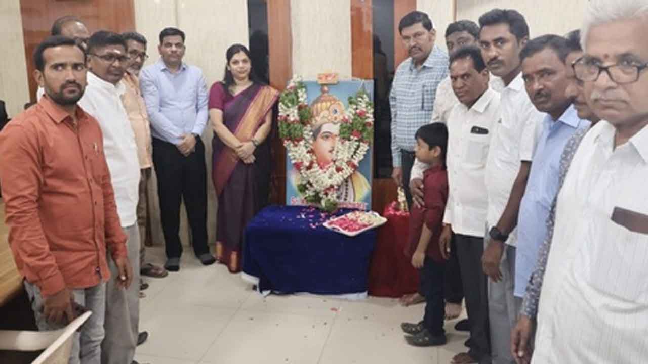 Basaveshwara Jayanti | కరీంనగర్‌లో ఘనంగా బసవేశ్వర జయంతి వేడుకలు