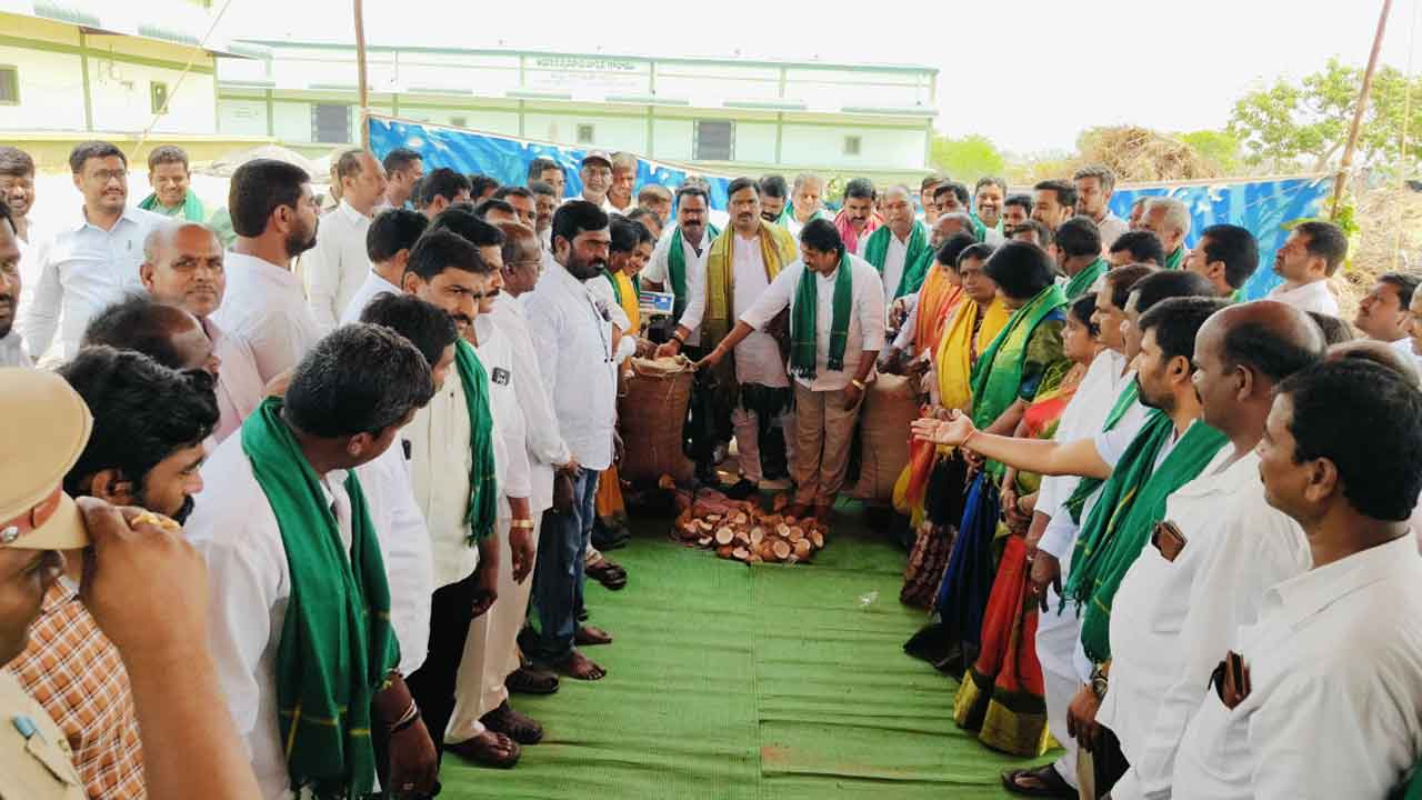 Grain purchase center | ప్రతి ధాన్యం గింజను కొనుగోలు చేయాలి : ప్రభుత్వ విప్ ఐలయ్య