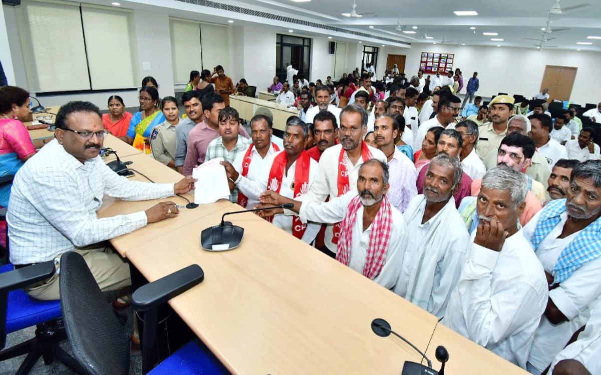 Land Compensation : భూ పరిహారం ఇప్పించాలని కలెక్టర్ హనుమంతరావుకు బేగంపేట రైతుల వినతి