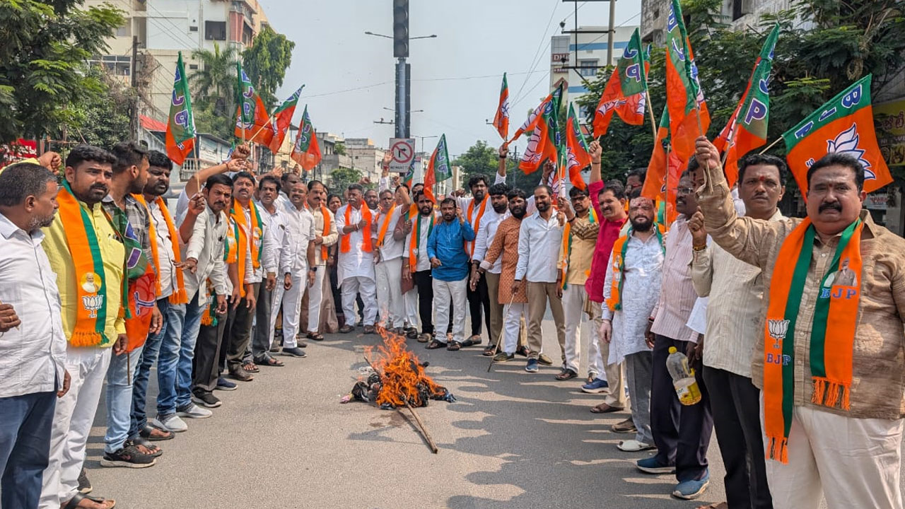 Anjankumar Yadav | కిషన్ రెడ్డిపై అనుచిత వ్యాఖ్యలు.. అంజన్ కుమార్ యాదవ్ దిష్టిబొమ్మ దగ్ధం