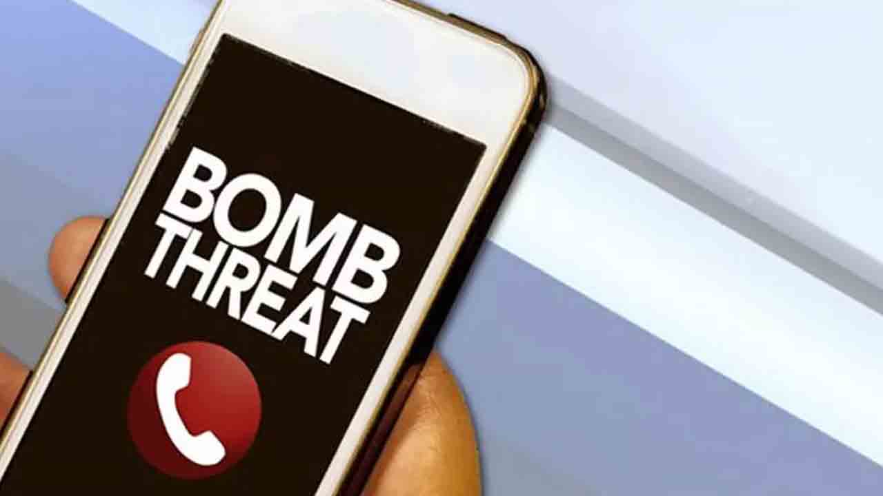 కలెక్టరేట్‌ను పేల్చేస్తాం..