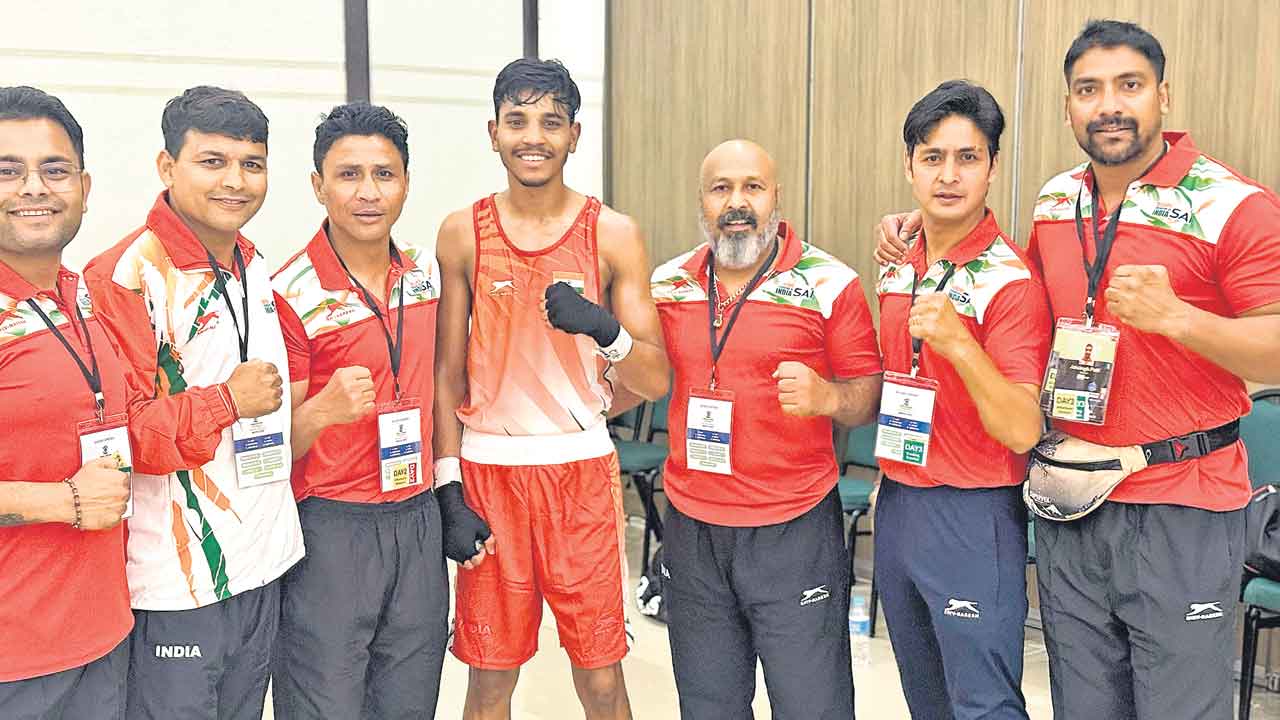 సెమీస్‌లో మనీశ్‌, హితేశ్‌, అభినాశ్‌