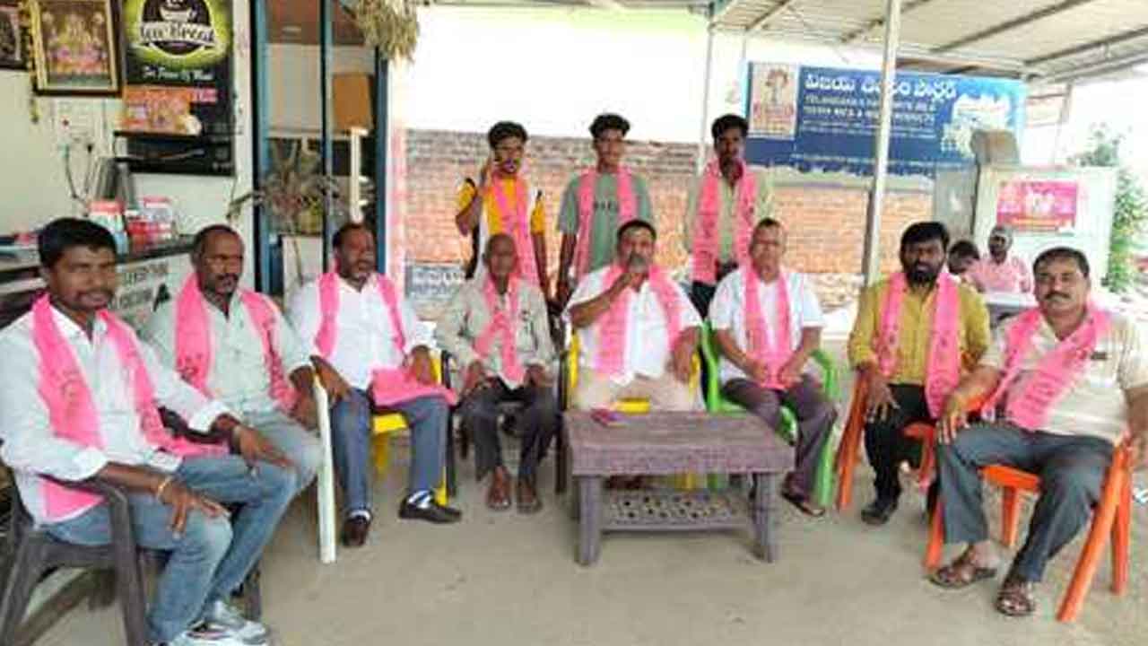 బీఆర్‌ఎస్‌ రజతోత్సవ సభకు భారీగా తరలి రావాలి : సట్టు తిరుమలేష్