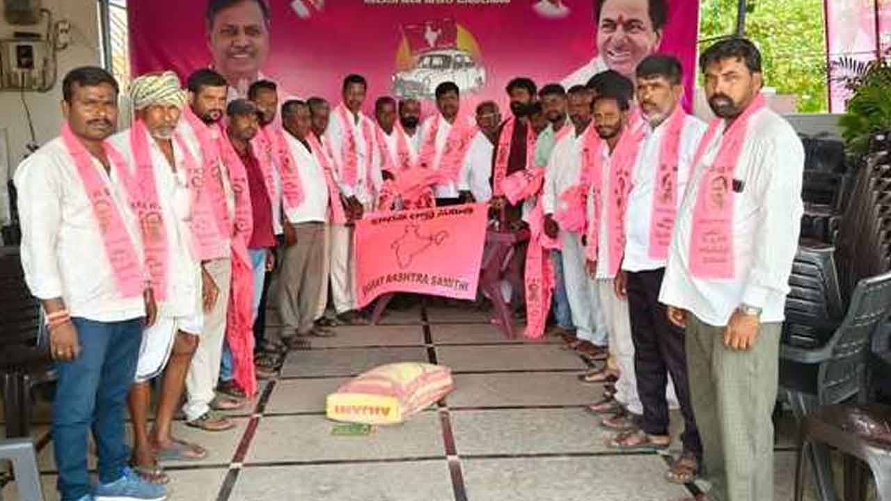 BRS | గ్రామ గ్రామానికి గులాబీ జెండాలు పంపిణీ