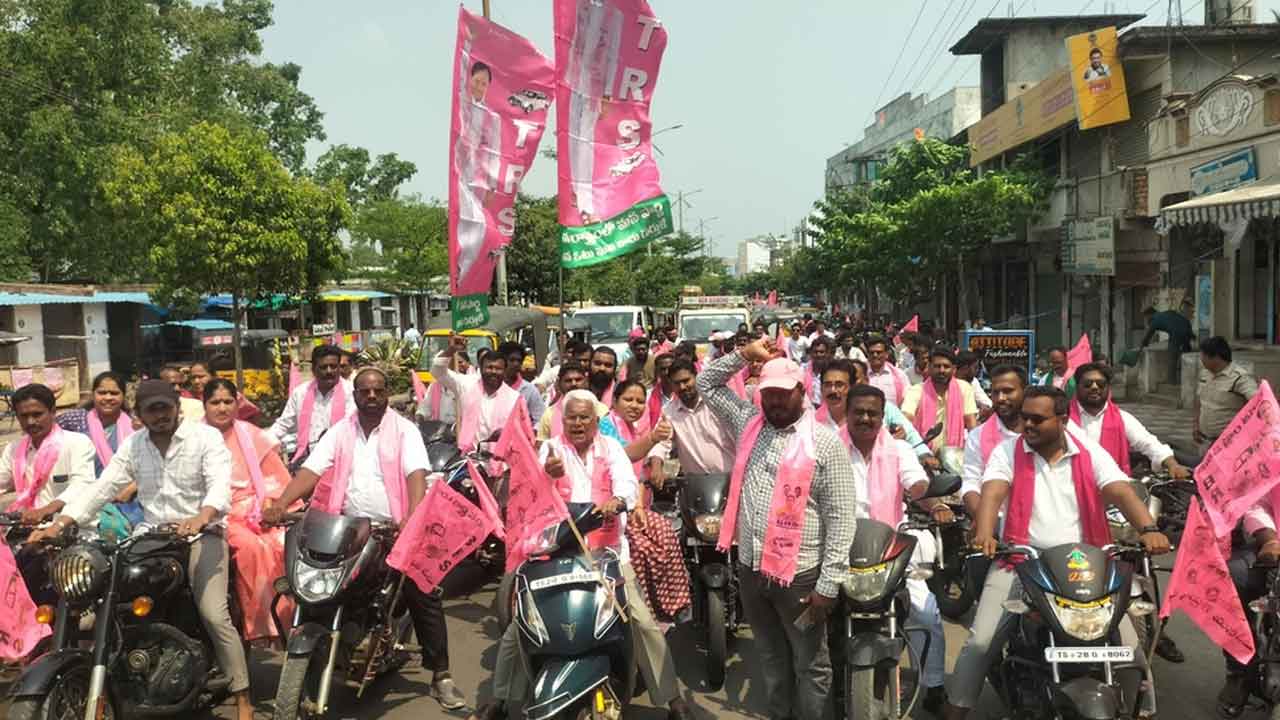 Bike rally | ఇల్లెందులో బీఆర్ఎస్ పార్టీ ఆధ్వర్యంలో బైక్ ర్యాలీ