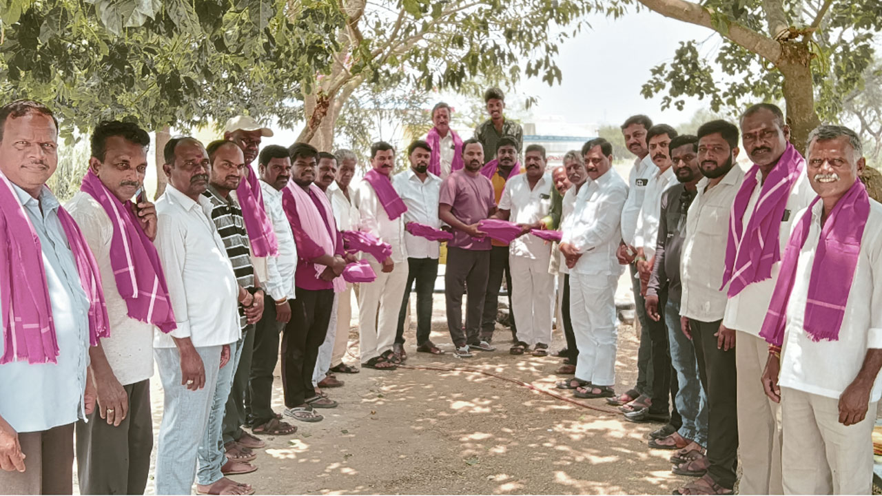 కండువాలు పంపిణీ చేసిన కురువ‌ సంఘం జిల్లా నాయకుడు