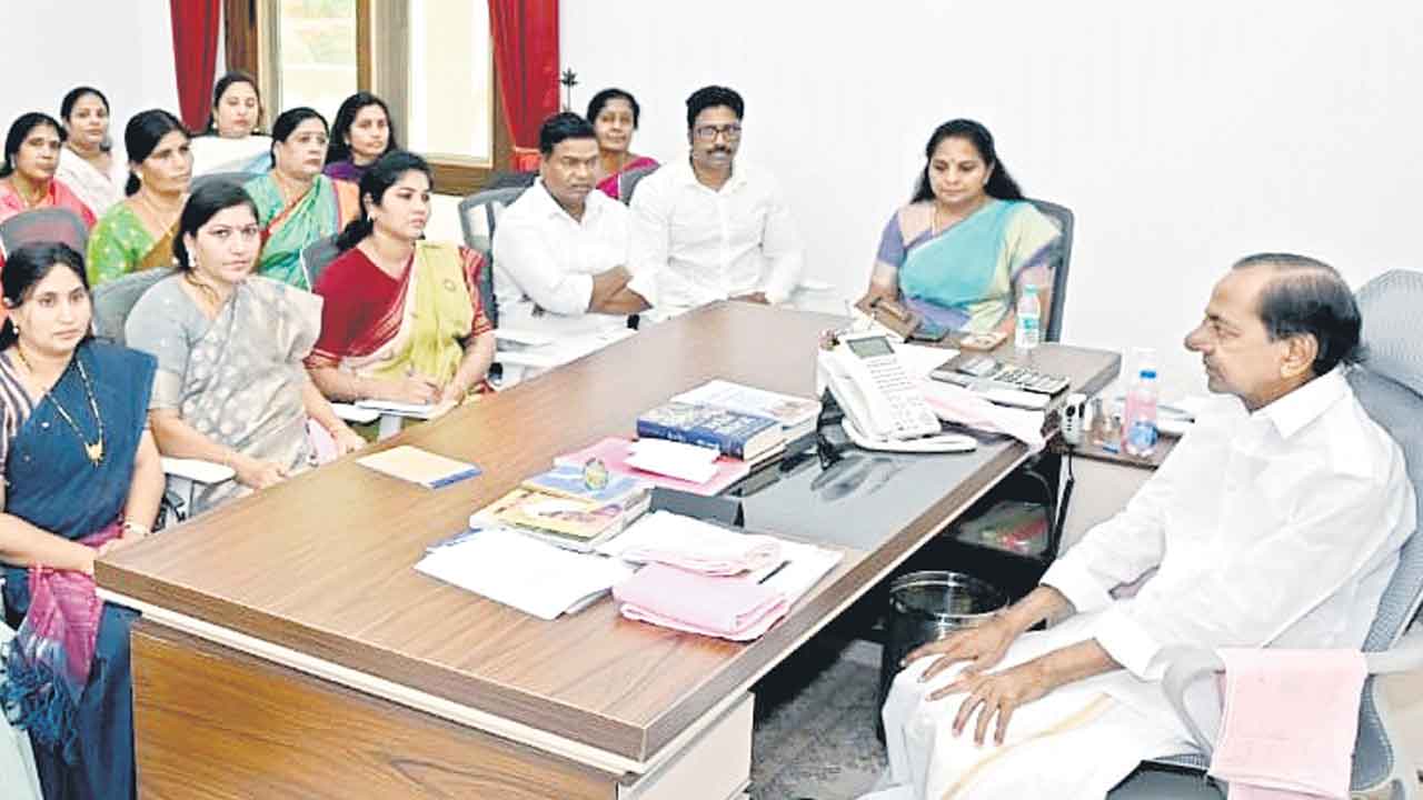 కేసీఆర్‌ను కలిసిన బీఆర్‌ఎస్‌ మహిళా నాయకులు