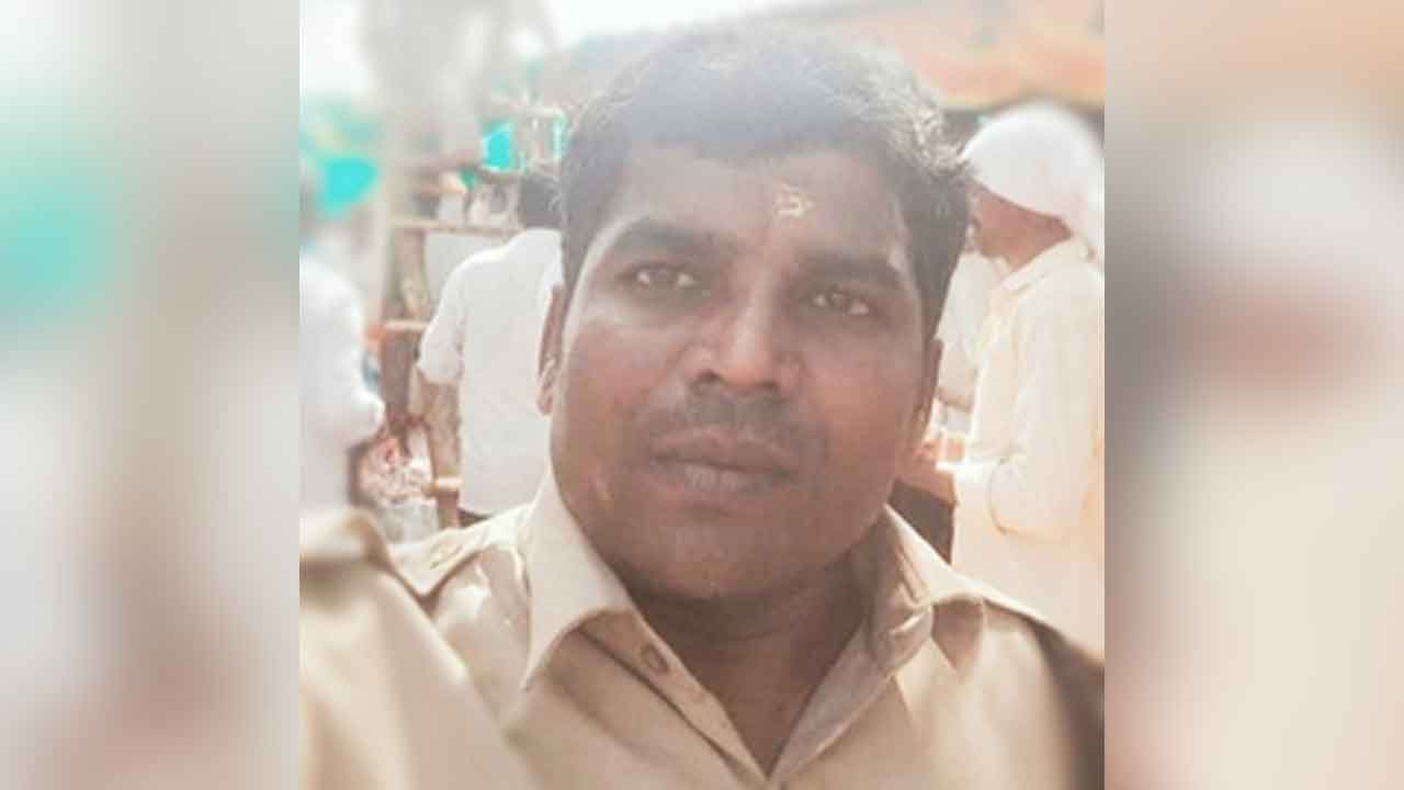 Constable dies | రోడ్డు ప్రమాదంలో కానిస్టేబుల్ మృతి.. సిద్ధాపూర్‌లో ఘటన