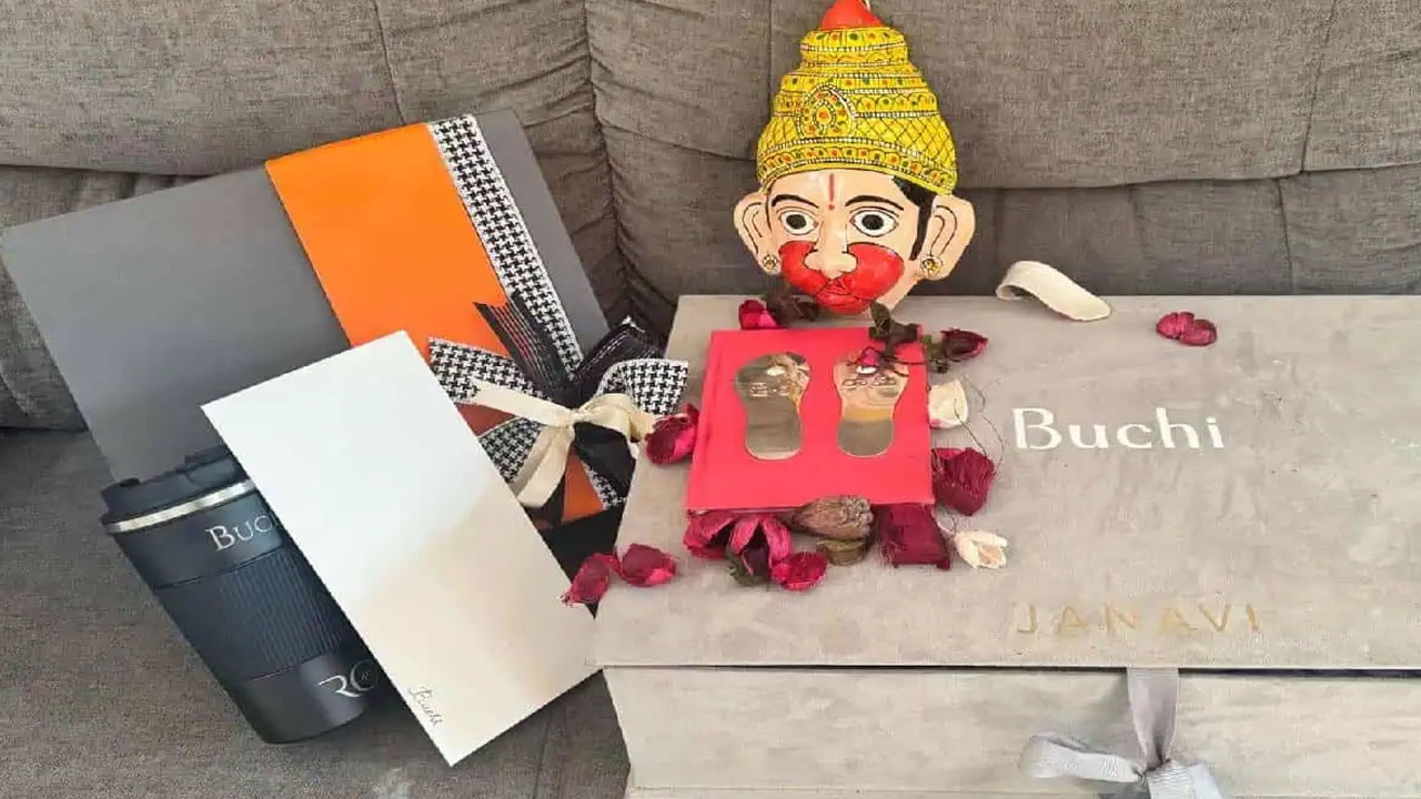 Ram Charan | బుచ్చిబాబుకి రామ్ చ‌ర‌ణ్ దంప‌తులు స‌ర్‌ప్రైజింగ్ గిఫ్ట్.. ఎంత అభిమానం