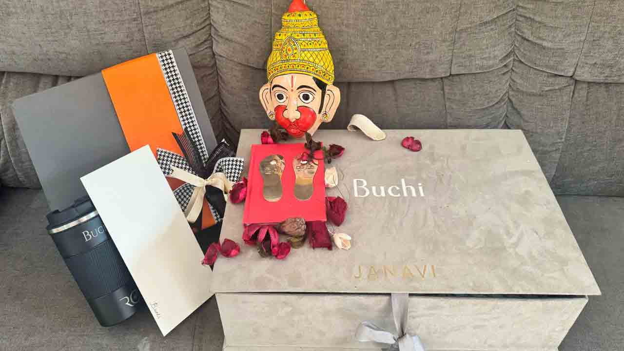 Ram Charan | ద‌ర్శ‌కుడికి హనుమాన్‌ చాలీసా గిప్ట్‌గా ఇచ్చిన రామ్ చ‌ర‌ణ్