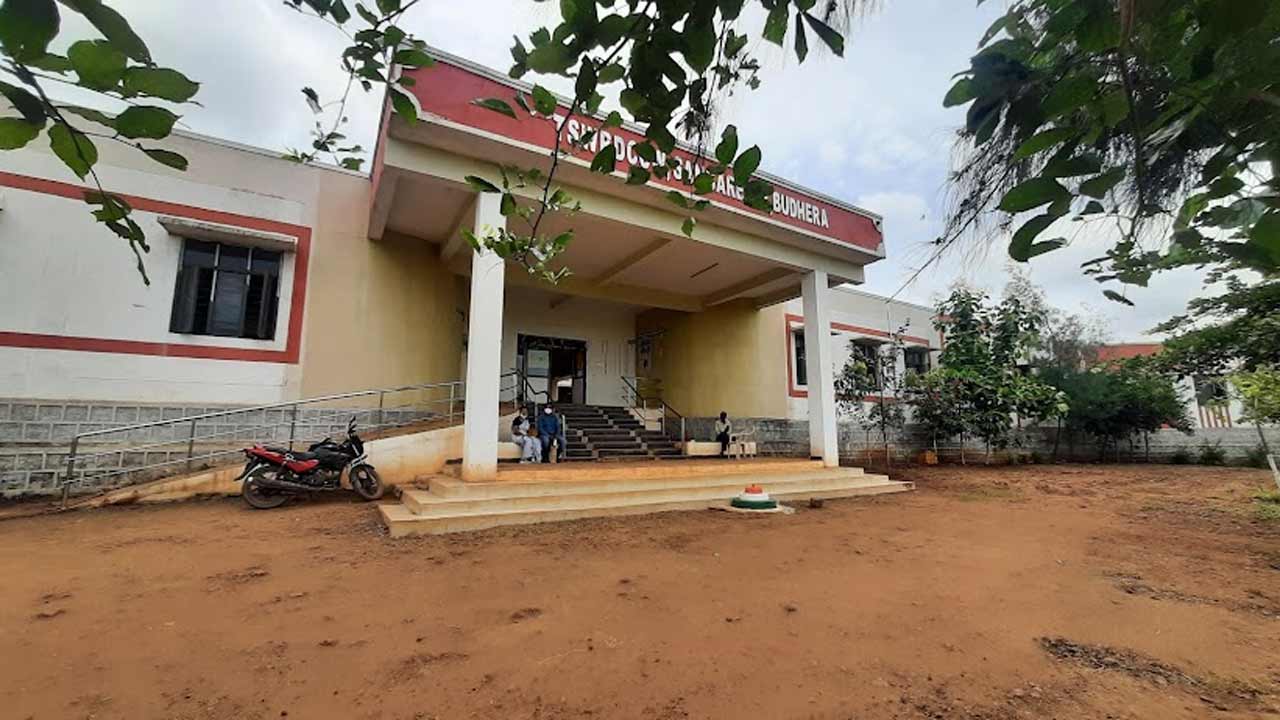 ప్రిన్సిపాల్‌ నిర్లక్ష్యం.. డిగ్రీ పరీక్షలకు వెళ్లేందుకు అవస్థలు పడ్డ గురుకుల విద్యార్థినులు