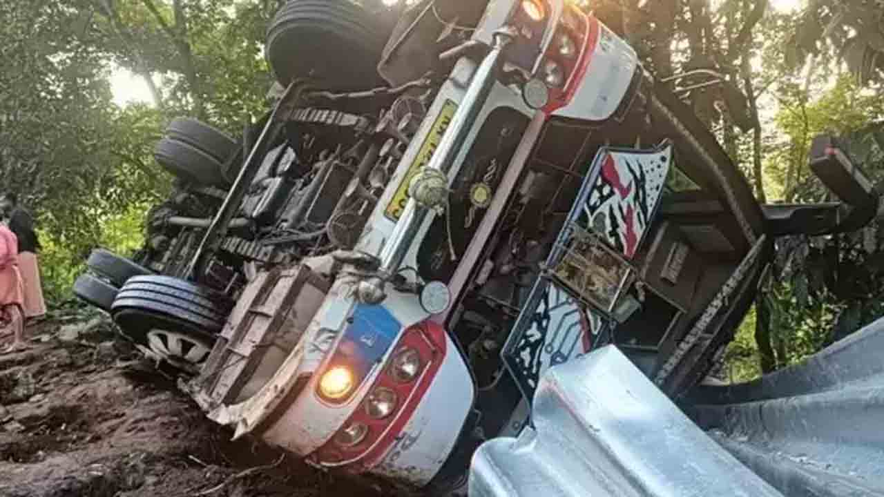 Sabarimala Pilgrims | అయ్యప్ప భక్తులతో వెళ్తున్న బస్సు బోల్తా.. ఒకరు మృతి