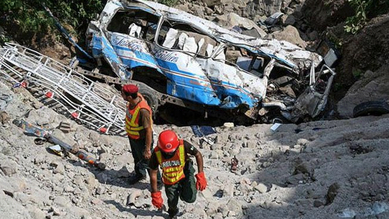 Bus Crash: వ్యాన్ లోయ‌లో ప‌డి 16 మంది మృతి