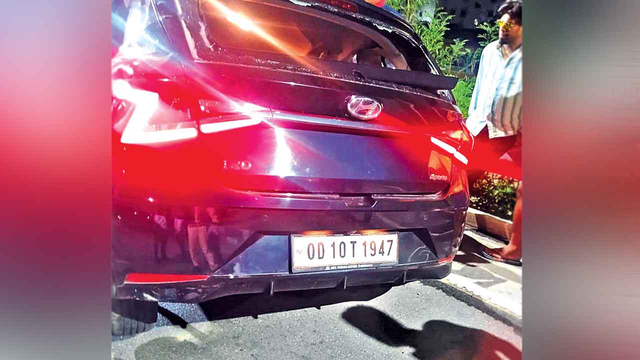 వేగంగా దూసుకొచ్చి.. స్తంభాన్ని ఢీకొట్టి..