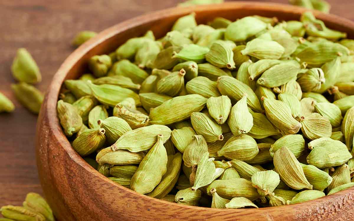 Cardamom | యాలకులను తిని గోరు వెచ్చని నీళ్లను తాగండి.. రెండు పూటలా ఇలా చేస్తే ఎంతో మేలు జరుగుతుంది..