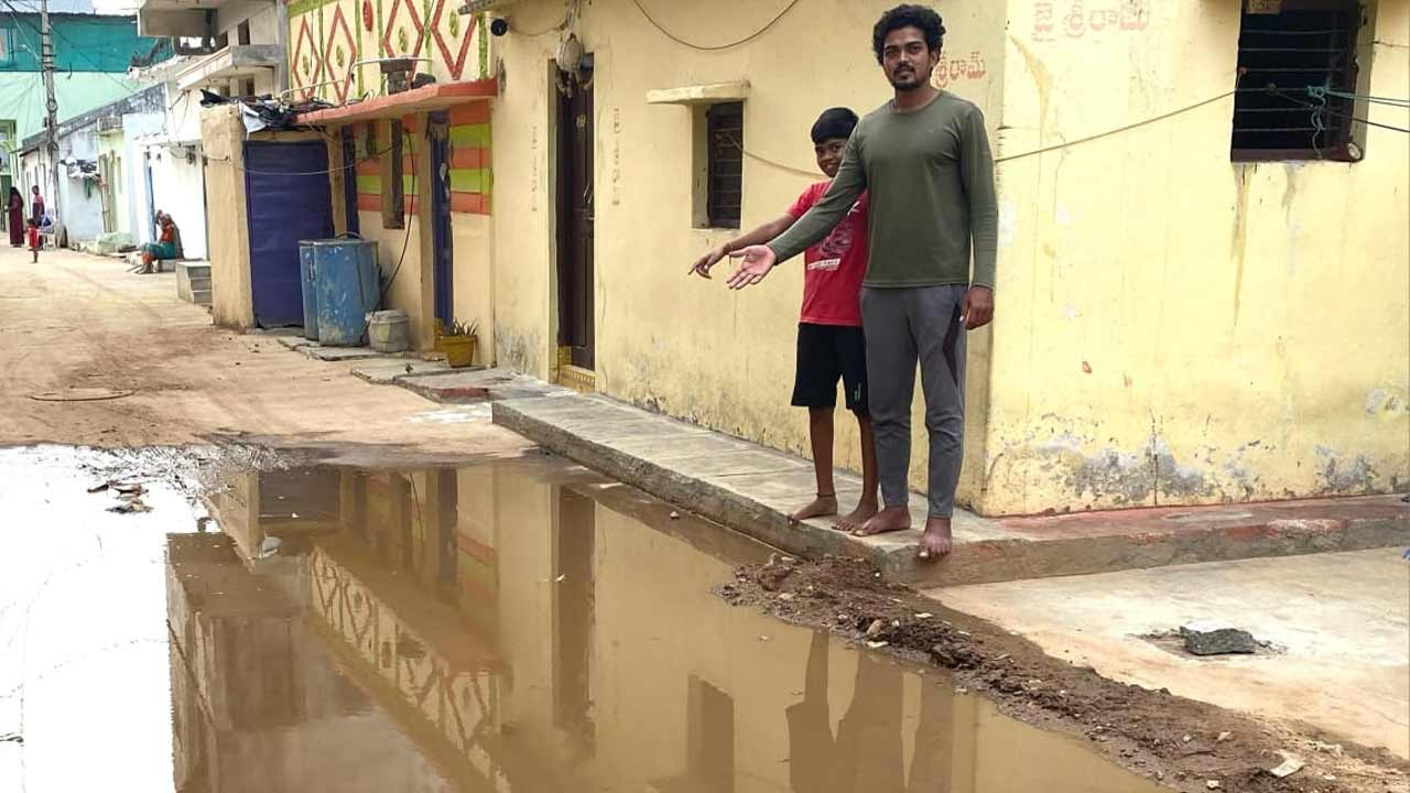 Shamshabad | సీసీ రోడ్డు నిర్మాణంలో కాంట్రాక్టర్ల నిర్లక్ష్యం.. చిన్నపాటి వర్షానికే ఇండ్లలోకి వస్తున్న వరద