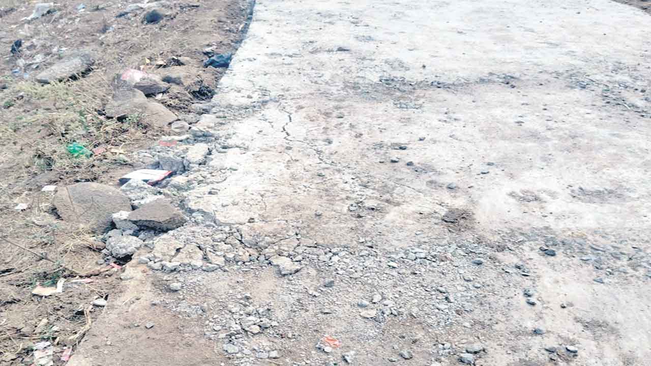 అటు పనులు.. ఇటు పగుళ్లు