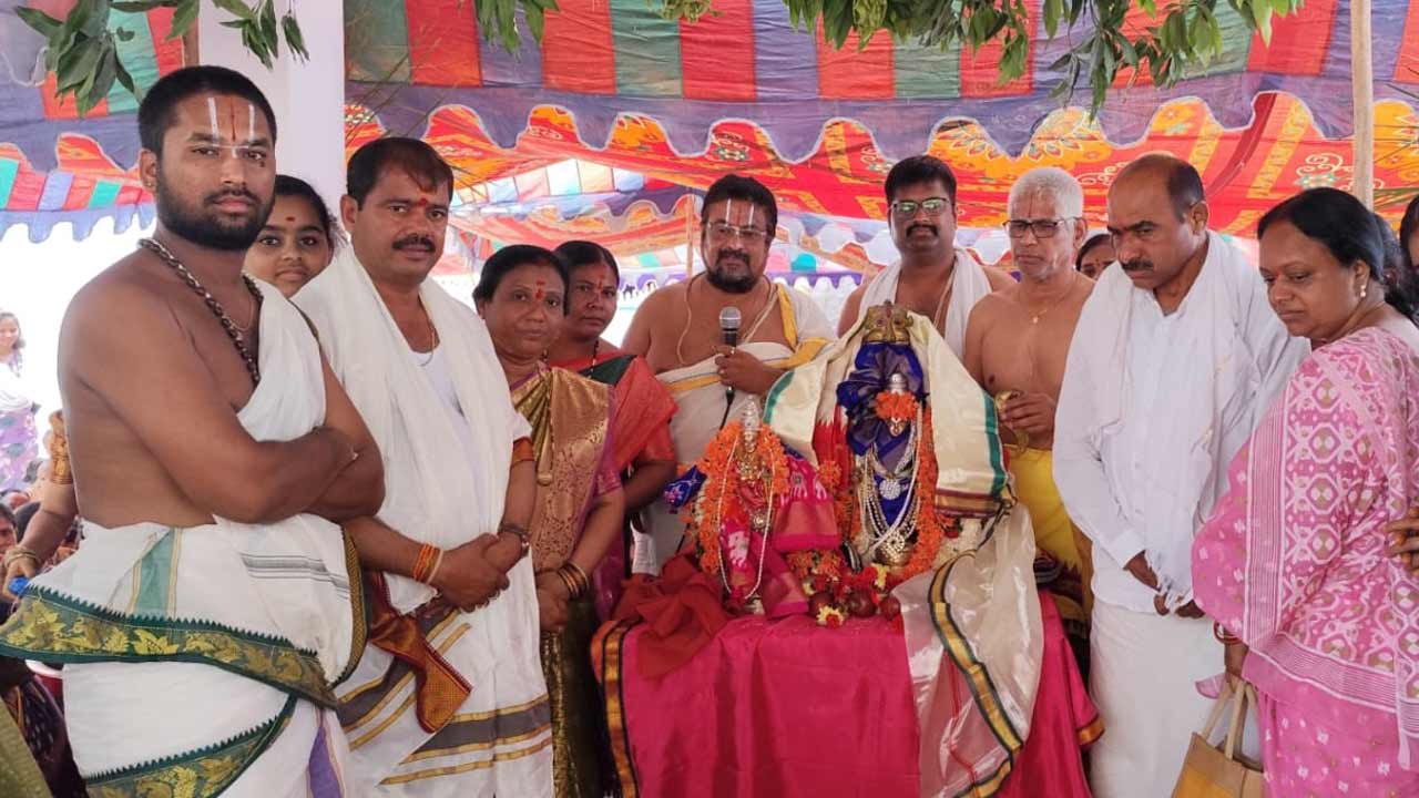 ఆలయ అభివృద్ధికి 1.10 లక్షల విరాళం ప్రకటించిన మున్సిపల్‌ మాజీ చైర్‌పర్సన్‌