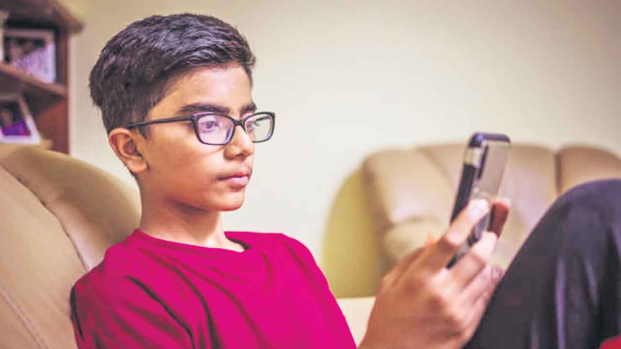 ఎప్పుడూ ఫోన్‌తోనే..