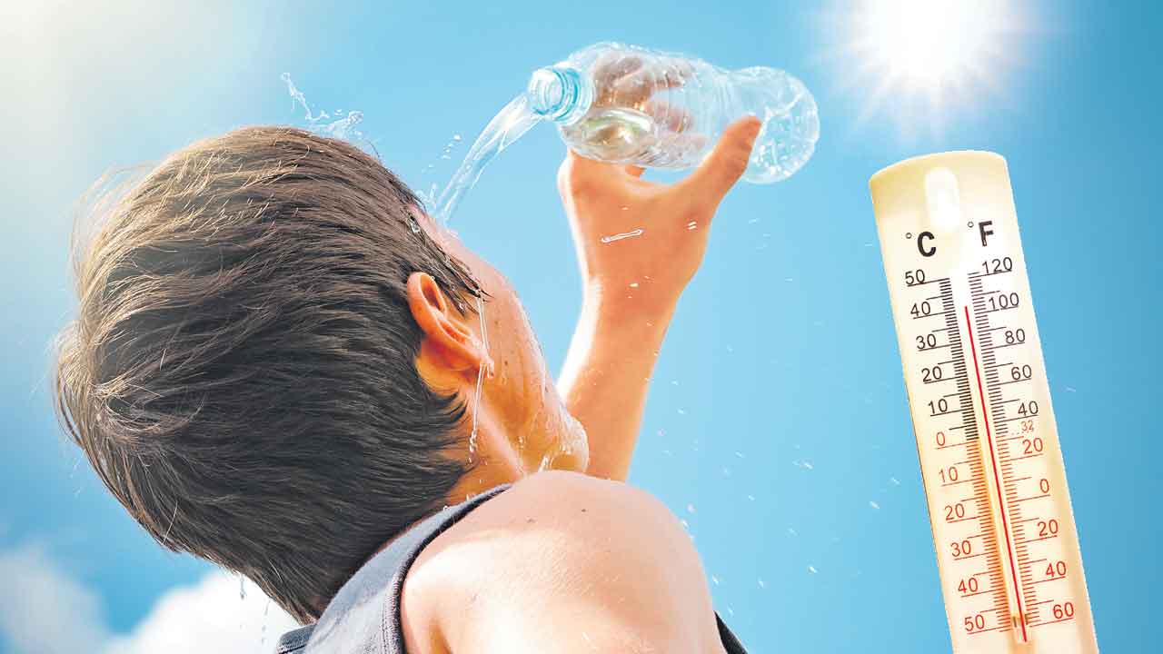 ఎండలో పిల్లలు పైలం