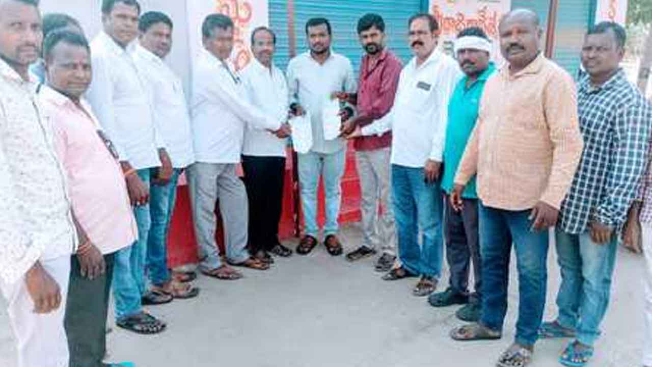 CMRF cheque | నర్సాపూర్‌లో సీఎంఆర్ఎఫ్ చెక్కు పంపిణీ