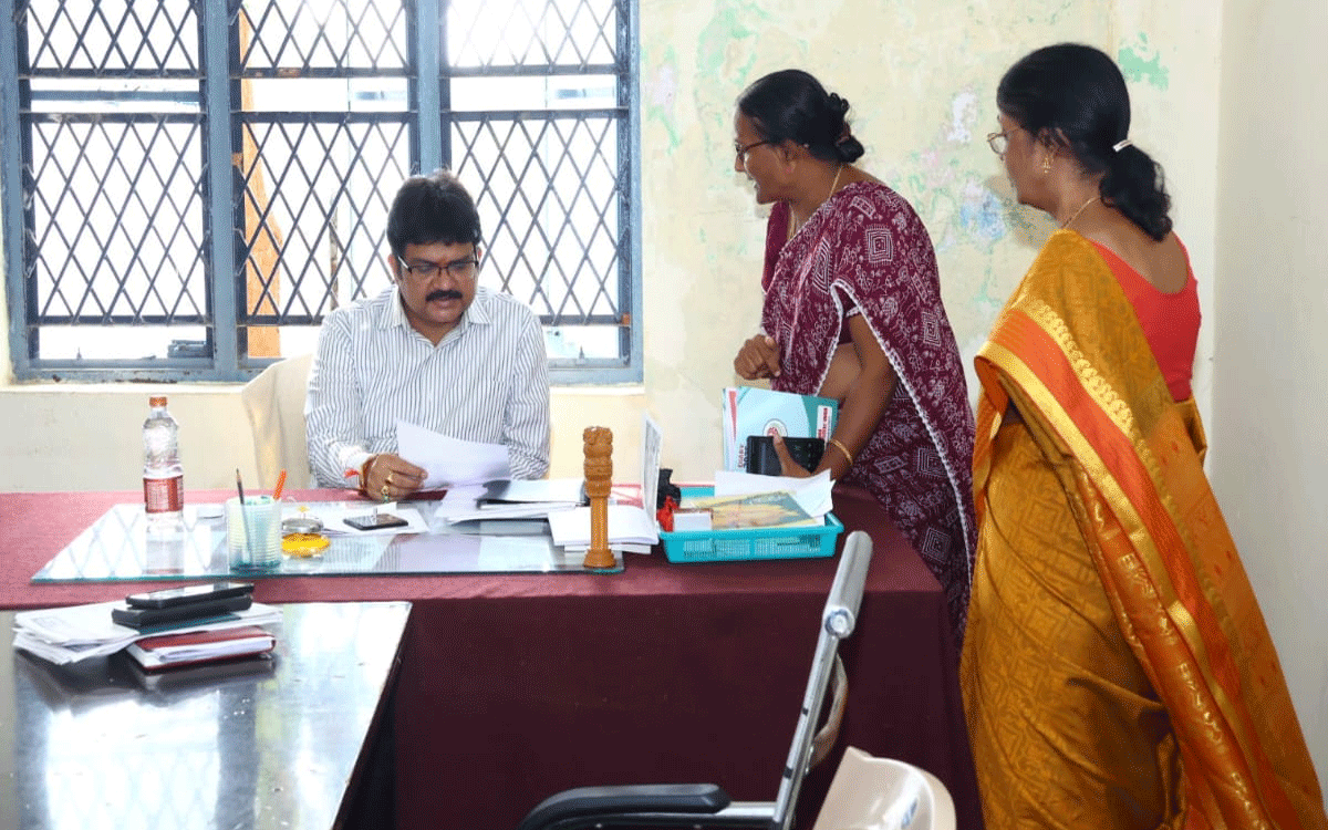 Rajapet : భూ సమస్యలను వెంటనే పరిష్కరించాలి : కలెక్టర్ హనుమంతరావు