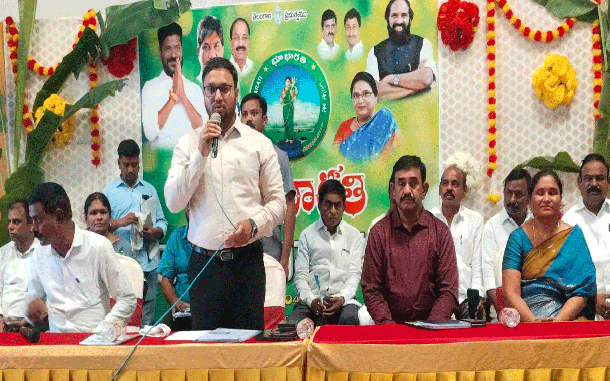 Anantagiri : భూ సమస్యలకు శాశ్వత పరిష్కారం భూ భారతి చట్టం : కలెక్టర్ తేజస్ నంద్‌లాల్ పవార్