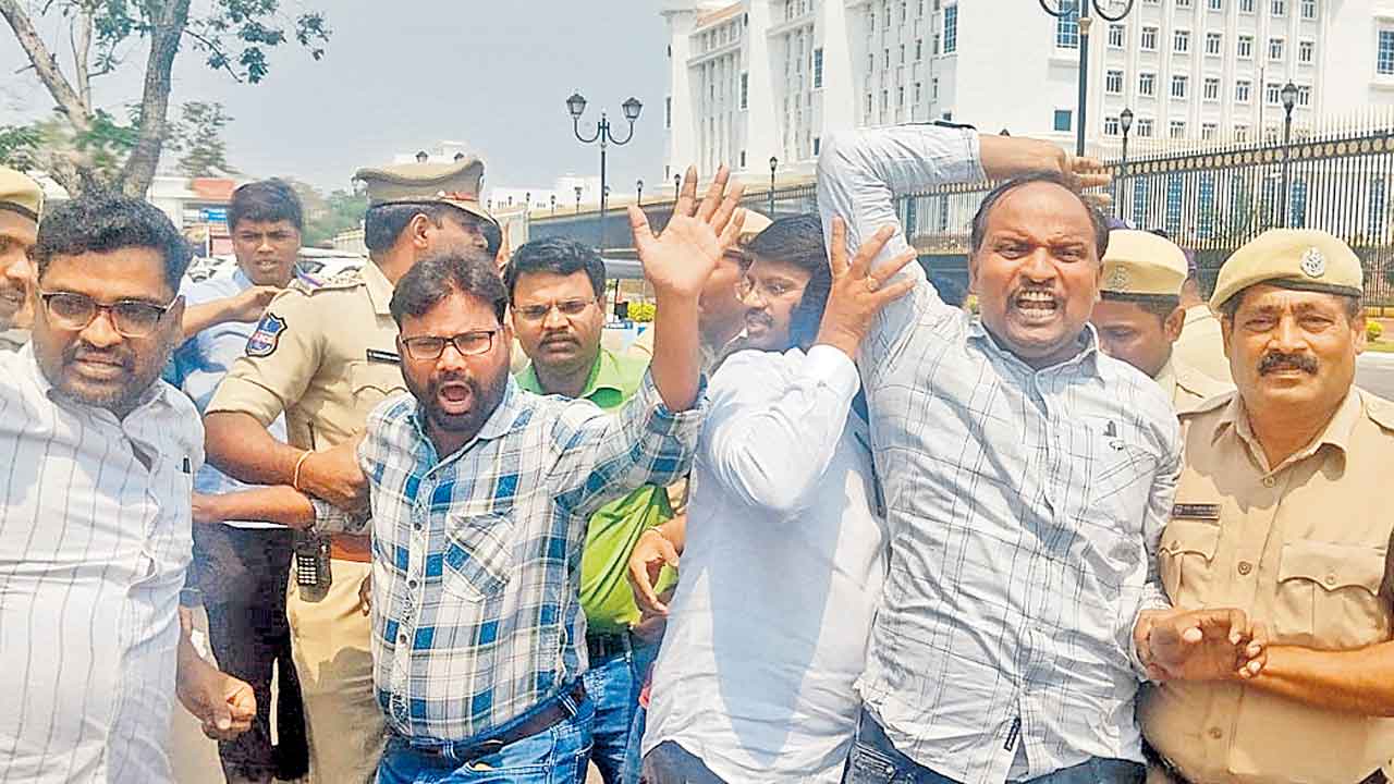 కాంట్రాక్టు లెక్చరర్లను మోసం చేసిన కాంగ్రెస్‌