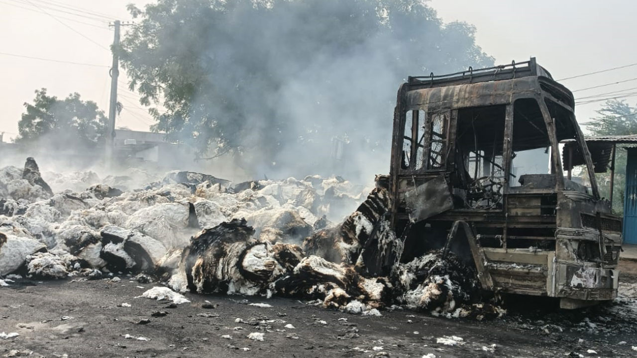 Nereducharala | నేరేడుచర్లలో దగ్ధమైన పత్తి లారీ.. రూ.80 లక్షల ఆస్తి నష్టం