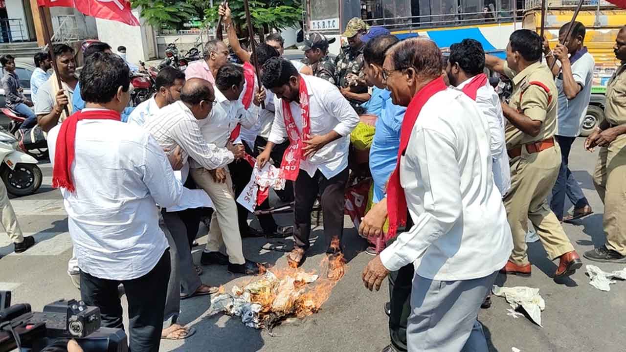 CPI | పెంచిన పెట్రోల్ గ్యాస్ ధరలు నిరసిస్తూ మోదీ దిష్టిబొమ్మను దహనం..కరీంనగర్‌లో ఉద్రిక్తత