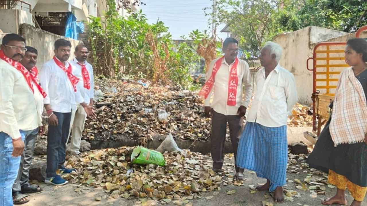 CPM leaders | ప్రజా సమస్యలను విస్మరిస్తున్న కార్పొరేషన్‌ అధికారులు