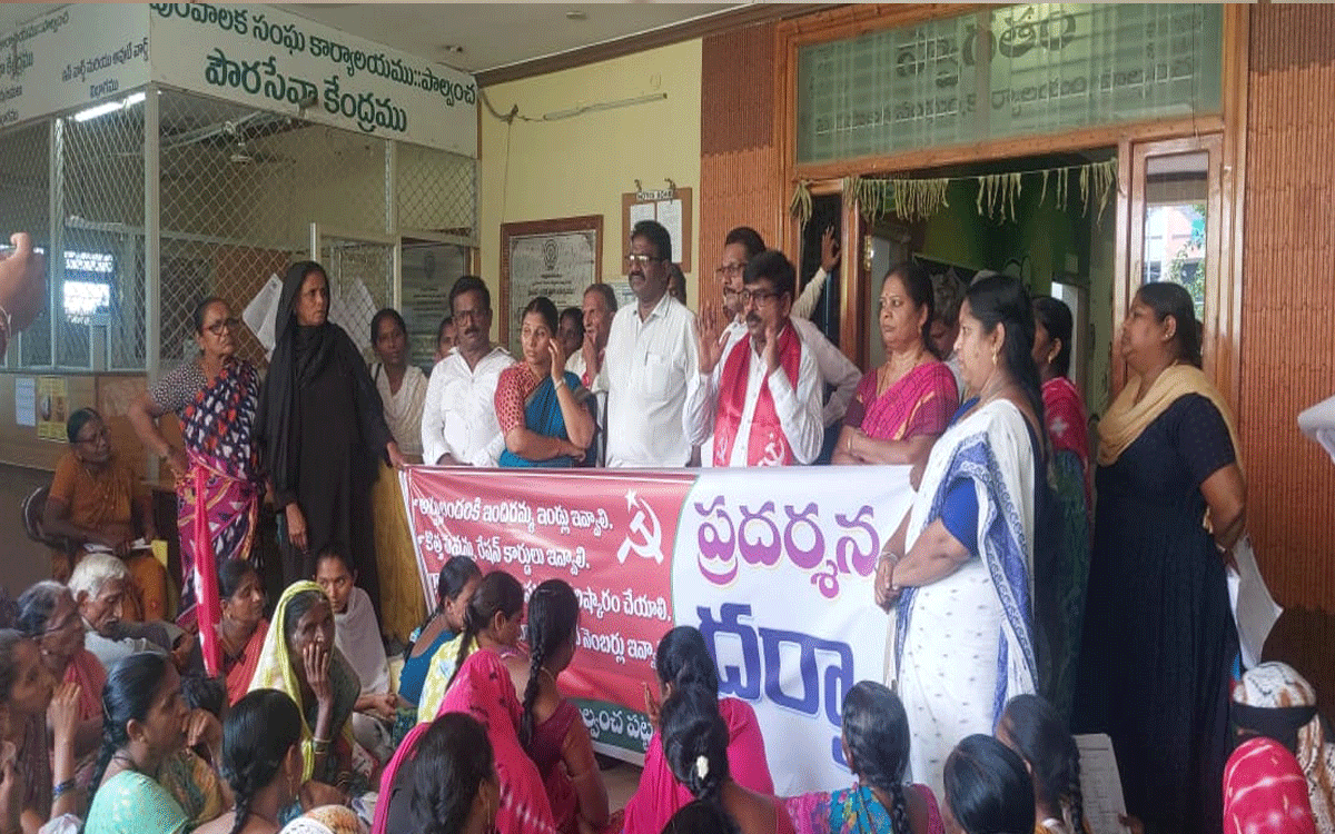 Palvancha : సమస్యలు పరిష్కరించాలని పాల్వంచ‌ మున్సిపాలిటీ కార్యాలయ ముట్టడి